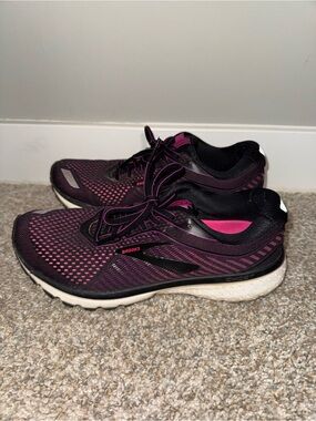 Brooks Women’s Ghost Black & Pink Running Shoes Size 9.5